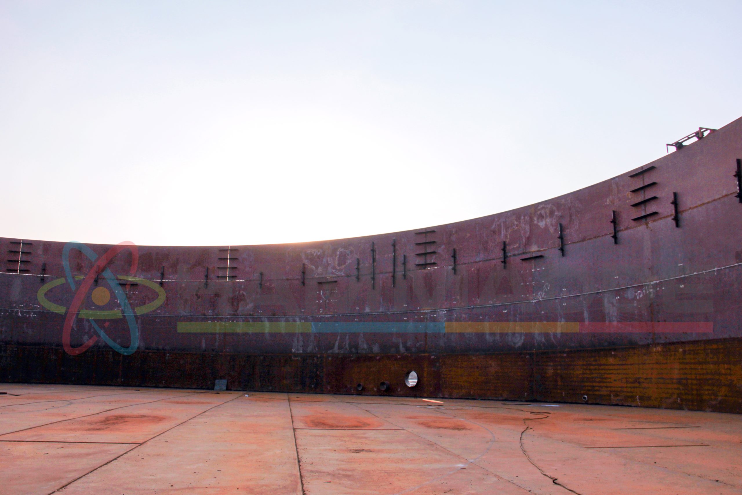 View of the shell plates and bottom plates of the new installation oil storage tank from inside.